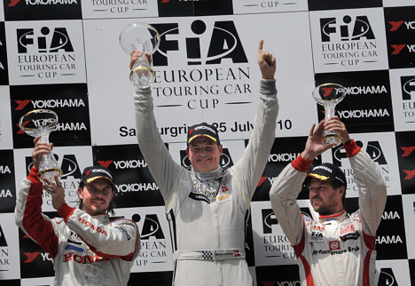 En lykkelig Michel Nykjær kunne fejre to førstepladser under søndagens ETCC-løb på Salzburgring. Her er han flankeret på podiet af briten James Thompson (tv) og svenskeren Tomas Engström (th).